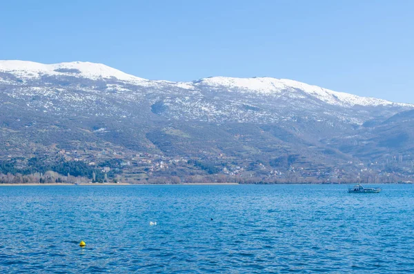 Masonya 'daki Ohrid Gölü manzarası.