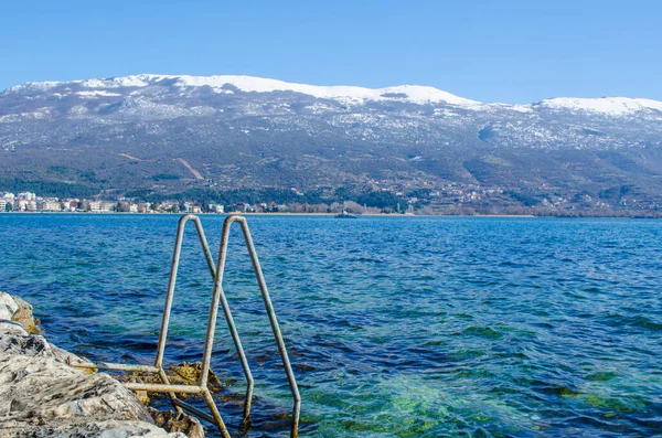 Unesco 'nun merkezini bağlayan ahşap tahta yolun manzarası Macedonian çekiciliğini Kameo' daki Aziz John Kilisesi 'ne bağlıyor. macedonia, fyrom.