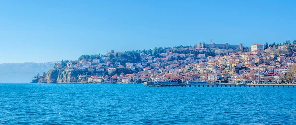 Unesco 'nun tarihi bölümü Ohrid Gölü' nün yanında yer alır ve tepede Çar Samuel Kalesi ile birlikte tüm tepeye yayılır..