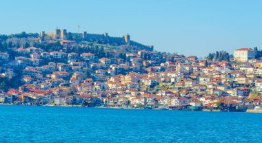 Unesco 'nun tarihi bölümü Ohrid Gölü' nün yanında yer alır ve tepede Çar Samuel Kalesi ile birlikte tüm tepeye yayılır..
