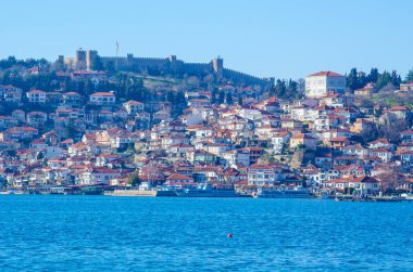 Unesco 'nun tarihi bölümü Ohrid Gölü' nün yanında yer alır ve tepede Çar Samuel Kalesi ile birlikte tüm tepeye yayılır..