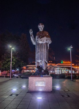 Macedonian kasabasındaki Aziz Kliment Ohridski heykeli..