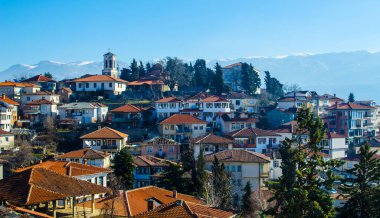 Unesco Dünya Mirası 'na ait olan ve Ohrid Gölü kıyısında uzanan Macedonian' ın üst düzey tatil beldesi Ohrid 'in hava manzarası..