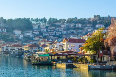 Unesco 'nun tarihi bölümü Ohrid Gölü' nün yanında yer alır ve tepede Çar Samuel Kalesi ile birlikte tüm tepeye yayılır..