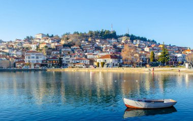 Unesco 'nun tarihi bölümü Ohrid Gölü' nün yanında yer alır ve tepede Çar Samuel Kalesi ile birlikte tüm tepeye yayılır..