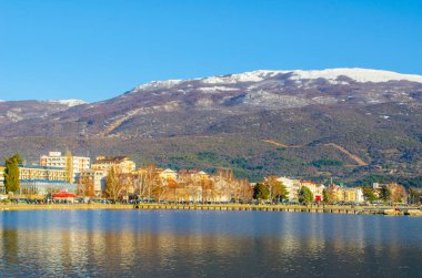 Unesco 'nun tarihi bölümü Ohrid Gölü' nün yanında yer alır ve tepede Çar Samuel Kalesi ile birlikte tüm tepeye yayılır..