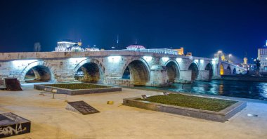 Üsküp, Makedonya, gece ünlü bir taş köprü görünümü