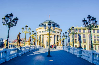 Skopje 'deki Dışişleri Bakanlığı ve Mali Polis Teşkilatı' na giden köprü, Macedonia ve Fyrom tarihi ile ilgili pek çok heykelle süslenmiştir..