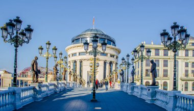 Skopje 'deki Dışişleri Bakanlığı ve Mali Polis Teşkilatı' na giden köprü, Macedonia ve Fyrom tarihi ile ilgili pek çok heykelle süslenmiştir..