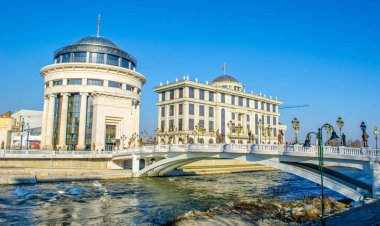Skopje 'deki Dışişleri Bakanlığı ve Mali Polis Teşkilatı' na giden köprü, Macedonia ve Fyrom tarihi ile ilgili pek çok heykelle süslenmiştir..