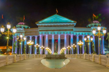Makedonya Arkeoloji Müzesi 'nin gece görüşü, fyrom