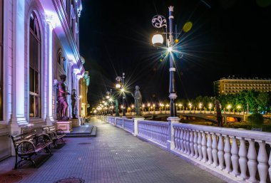 Skopje, macedonia, fyrom 'daki Vardar nehri boyunca arkeoloji müzesinden birçok heykelle süslenmiş gezinti güvertesi.