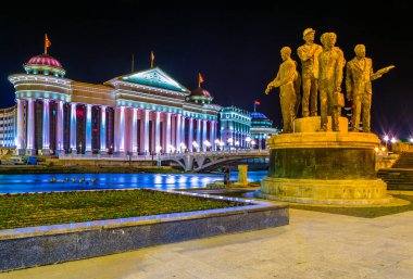 Makedonya Arkeoloji Müzesi 'nin gece görüşü, fyrom