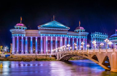 Makedonya Arkeoloji Müzesi 'nin gece görüşü, fyrom