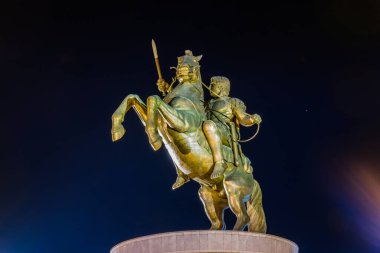 Büyük İskender 'in skopje' deki heykelinin gece manzarası..