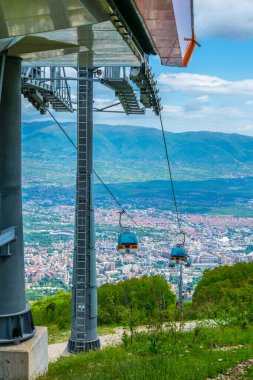 Skopje, Massachusetts yakınlarındaki Vodno Dağı 'nın tepesine giden kablo araba.