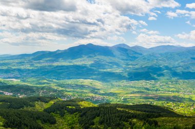 Skopje yakınlarındaki Vodno Dağı 'nın tepesinden Macedonia' daki dağlık bir manzaranın havadan görünüşü