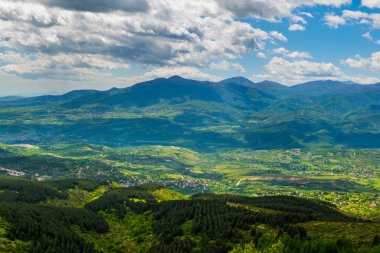 Skopje yakınlarındaki Vodno Dağı 'nın tepesinden Macedonia' daki dağlık bir manzaranın havadan görünüşü