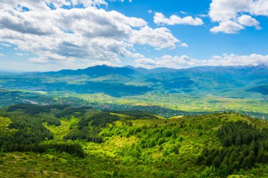 Skopje yakınlarındaki Vodno Dağı 'nın tepesinden Macedonia' daki dağlık bir manzaranın havadan görünüşü
