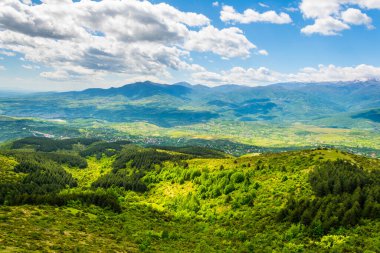 Skopje yakınlarındaki Vodno Dağı 'nın tepesinden Macedonia' daki dağlık bir manzaranın havadan görünüşü