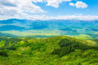 Skopje yakınlarındaki Vodno Dağı 'nın tepesinden Macedonia' daki dağlık bir manzaranın havadan görünüşü