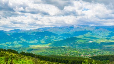 Skopje yakınlarındaki Vodno Dağı 'nın tepesinden Macedonia' daki dağlık bir manzaranın havadan görünüşü