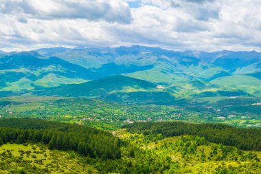 Skopje yakınlarındaki Vodno Dağı 'nın tepesinden Macedonia' daki dağlık bir manzaranın havadan görünüşü