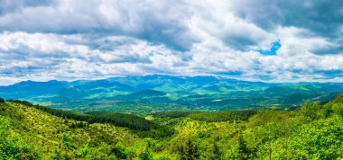 Skopje yakınlarındaki Vodno Dağı 'nın tepesinden Macedonia' daki dağlık bir manzaranın havadan görünüşü