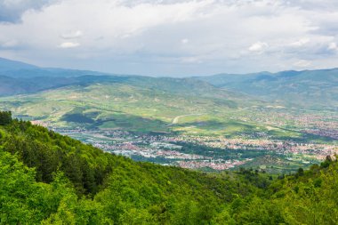 Skopje yakınlarındaki Vodno Dağı 'nın tepesinden Macedonia' daki dağlık bir manzaranın havadan görünüşü
