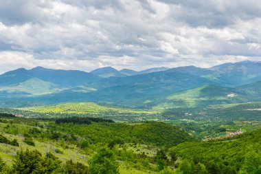 Skopje yakınlarındaki Vodno Dağı 'nın tepesinden Macedonia' daki dağlık bir manzaranın havadan görünüşü
