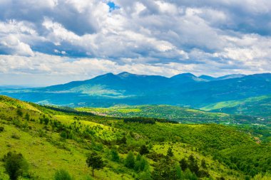 Skopje yakınlarındaki Vodno Dağı 'nın tepesinden Macedonia' daki dağlık bir manzaranın havadan görünüşü