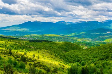 Skopje yakınlarındaki Vodno Dağı 'nın tepesinden Macedonia' daki dağlık bir manzaranın havadan görünüşü