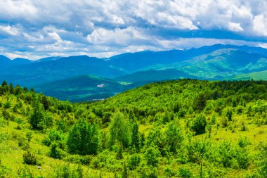 Skopje yakınlarındaki Vodno Dağı 'nın tepesinden Macedonia' daki dağlık bir manzaranın havadan görünüşü
