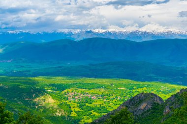 Skopje yakınlarındaki Vodno Dağı 'nın tepesinden Macedonia' daki dağlık bir manzaranın havadan görünüşü