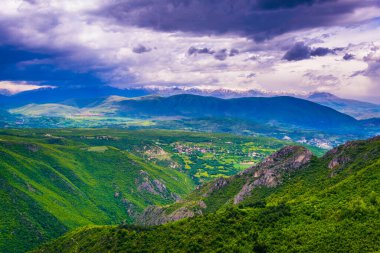 Skopje yakınlarındaki Vodno Dağı 'nın tepesinden Macedonia' daki dağlık bir manzaranın havadan görünüşü