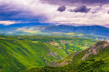 Skopje yakınlarındaki Vodno Dağı 'nın tepesinden Macedonia' daki dağlık bir manzaranın havadan görünüşü