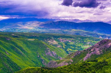 Skopje yakınlarındaki Vodno Dağı 'nın tepesinden Macedonia' daki dağlık bir manzaranın havadan görünüşü