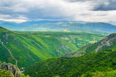 Skopje yakınlarındaki Vodno Dağı 'nın tepesinden Macedonia' daki dağlık bir manzaranın havadan görünüşü