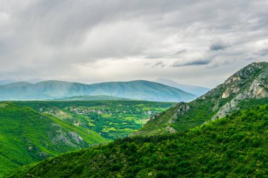 Skopje yakınlarındaki Vodno Dağı 'nın tepesinden Macedonia' daki dağlık bir manzaranın havadan görünüşü