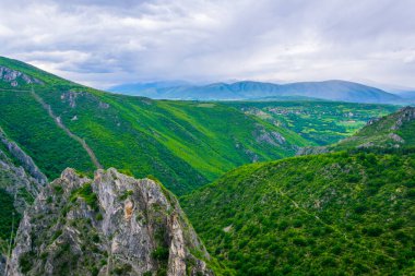 Skopje yakınlarındaki Vodno Dağı 'nın tepesinden Macedonia' daki dağlık bir manzaranın havadan görünüşü