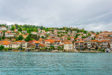 Unesco 'nun tarihi bölümü Ohrid Gölü' nün yanında yer alır ve tepede Çar Samuel Kalesi ile birlikte tüm tepeye yayılır..
