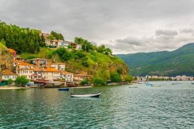 Ohrid unesco Miras Şehri 'nin kıyısındaki tipik bir ev manzarası..