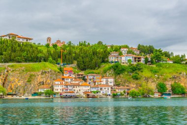 Ohrid unesco Miras Şehri 'nin kıyısındaki tipik bir ev manzarası..