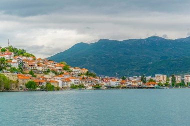 Unesco 'nun tarihi bölümü Ohrid Gölü' nün yanında yer alır ve tepede Çar Samuel Kalesi ile birlikte tüm tepeye yayılır..