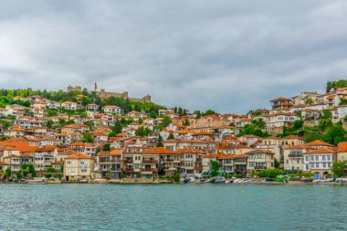 Unesco 'nun tarihi bölümü Ohrid Gölü' nün yanında yer alır ve tepede Çar Samuel Kalesi ile birlikte tüm tepeye yayılır..