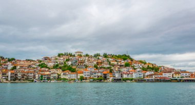 Unesco 'nun tarihi bölümü Ohrid Gölü' nün yanında yer alır ve tepede Çar Samuel Kalesi ile birlikte tüm tepeye yayılır..