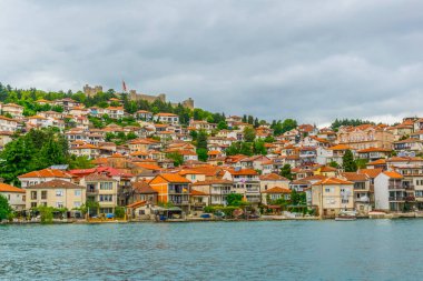 Unesco 'nun tarihi bölümü Ohrid Gölü' nün yanında yer alır ve tepede Çar Samuel Kalesi ile birlikte tüm tepeye yayılır..