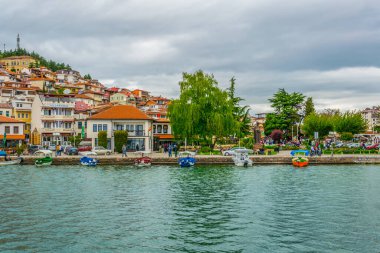 Unesco 'nun tarihi bölümü Ohrid Gölü' nün yanında yer alır ve tepede Çar Samuel Kalesi ile birlikte tüm tepeye yayılır..