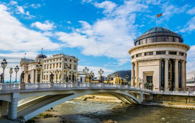 Skopje 'deki Dışişleri Bakanlığı ve Mali Polis Teşkilatı' na giden Sanat Köprüsü, Macedonia ve Fyrom tarihi ile ilgili pek çok heykelle süslenmiştir..