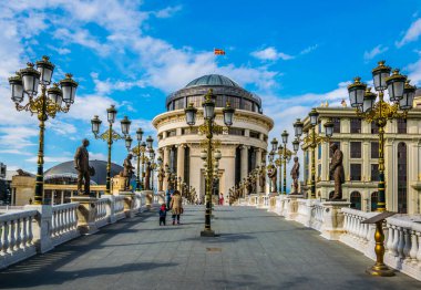 Skopje 'deki Dışişleri Bakanlığı ve Mali Polis Teşkilatı' na giden Sanat Köprüsü, Macedonia ve Fyrom tarihi ile ilgili pek çok heykelle süslenmiştir..